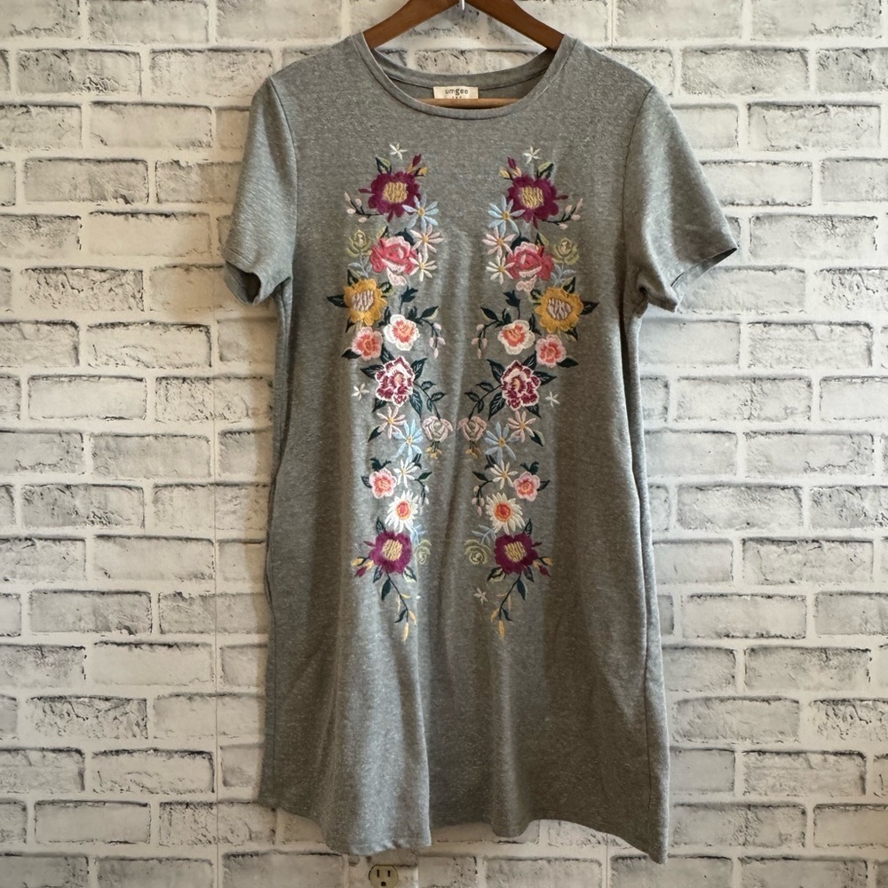 Women’s Umgee light gray embroidered floral short sleeve t-shirt dress pockets S - Picture 1 of 5